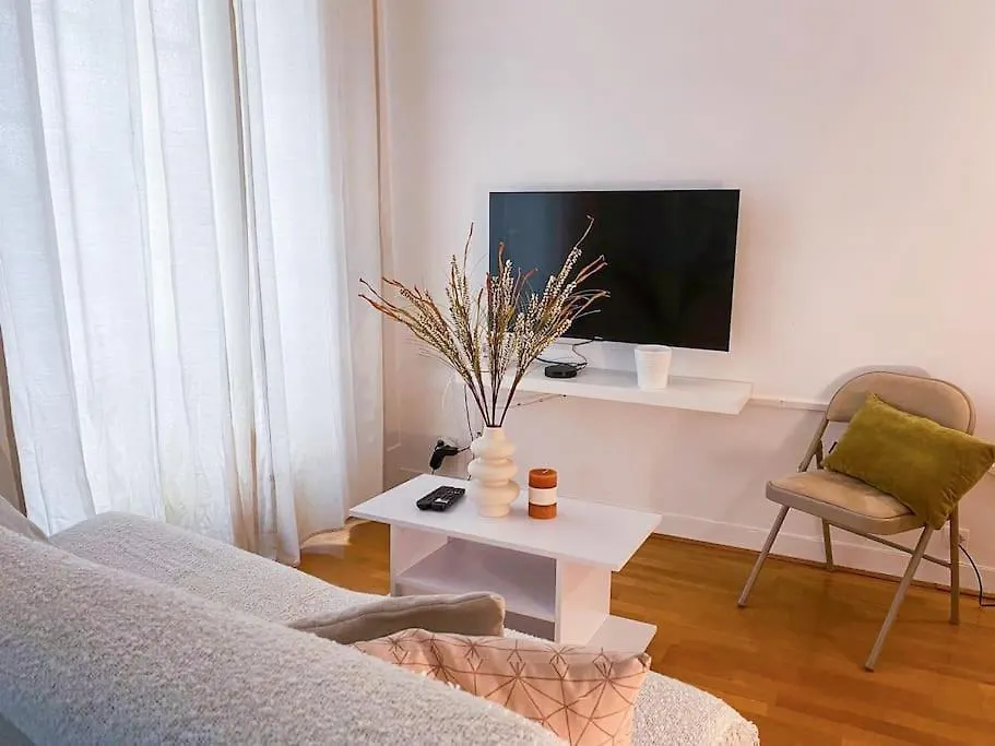 Piece Cosy A 5 Min De La Tour Eiffel A Pied Appartement